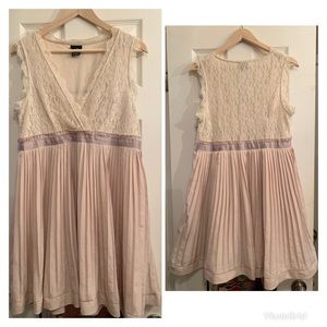 Super cute dress! Good used condition.